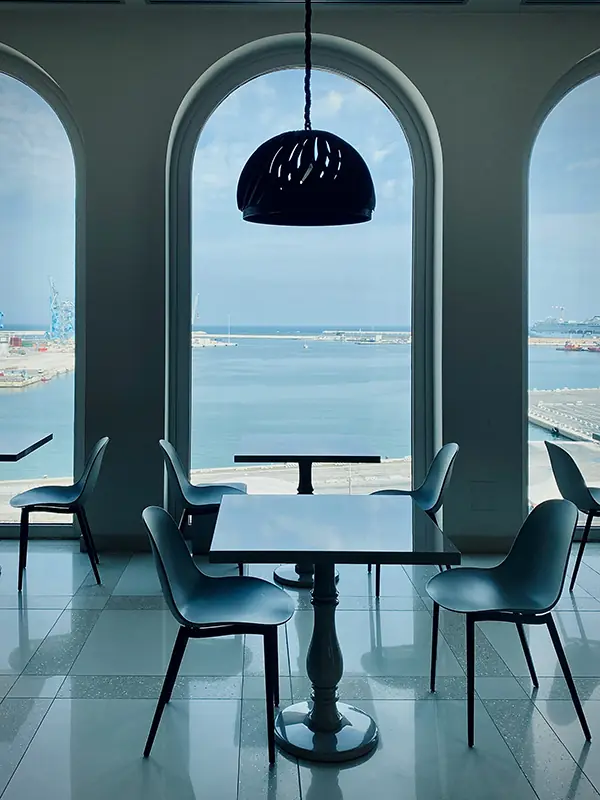 Una cafetería con vistas al puerto.